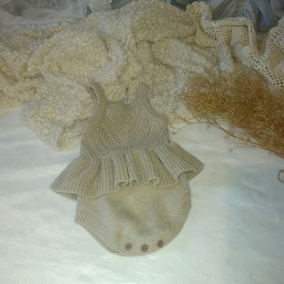 Old Navy Cream Knit Baby Romper - Picture 4 of 5